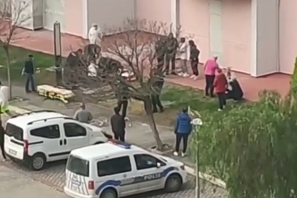 İzmir'in Karşıyaka ilçesinde, Özbekistan uyruklu Mubınabonu B. (28), 10'uncu kattan