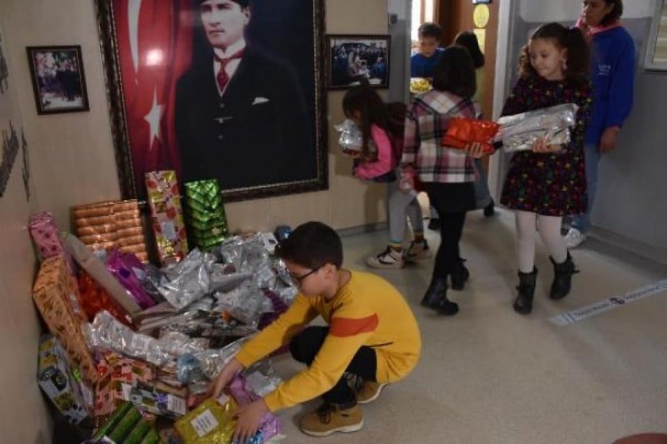 İzmir'in Menemen il&ccedil;esindeki B&uuml;lent Okan İlkokulu 4'&uuml;nc&uuml; sınıf &ouml;ğrencisi Derin