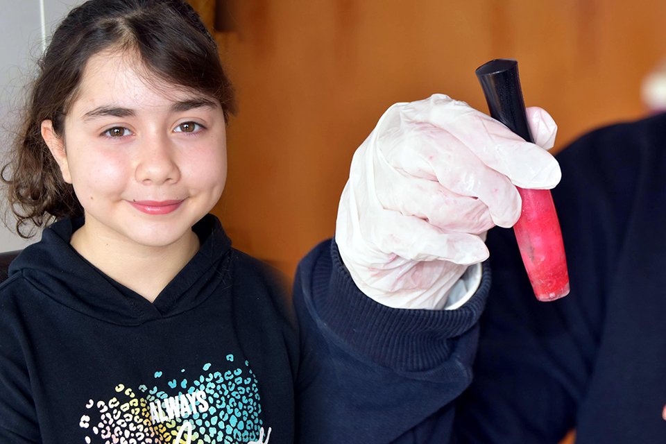 İzmir'de yaşayan 10 yaşındaki Elif Ulusan, pandemi nedeniyle zamanını evde