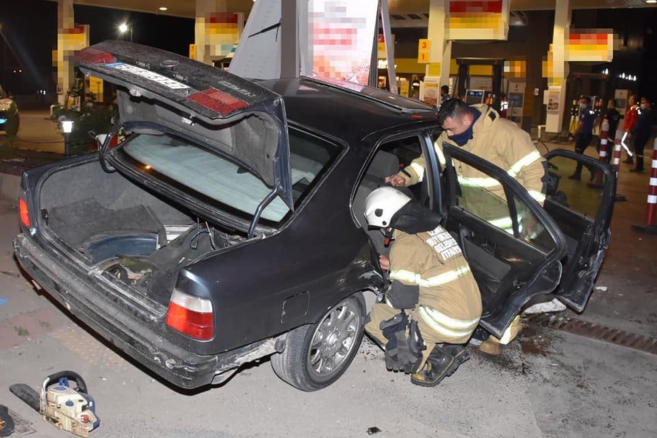 İzmir'in Karabağlar il&ccedil;esinde, polisin 'dur' ihtarına uymayan s&uuml;r&uuml;c&uuml; yaklaşık 100