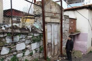 İzmir'in Konak il&ccedil;esinde,&nbsp;en son 1923'te&nbsp;restore edilen ve m&uuml;lkiyeti İzmir Vakıflar