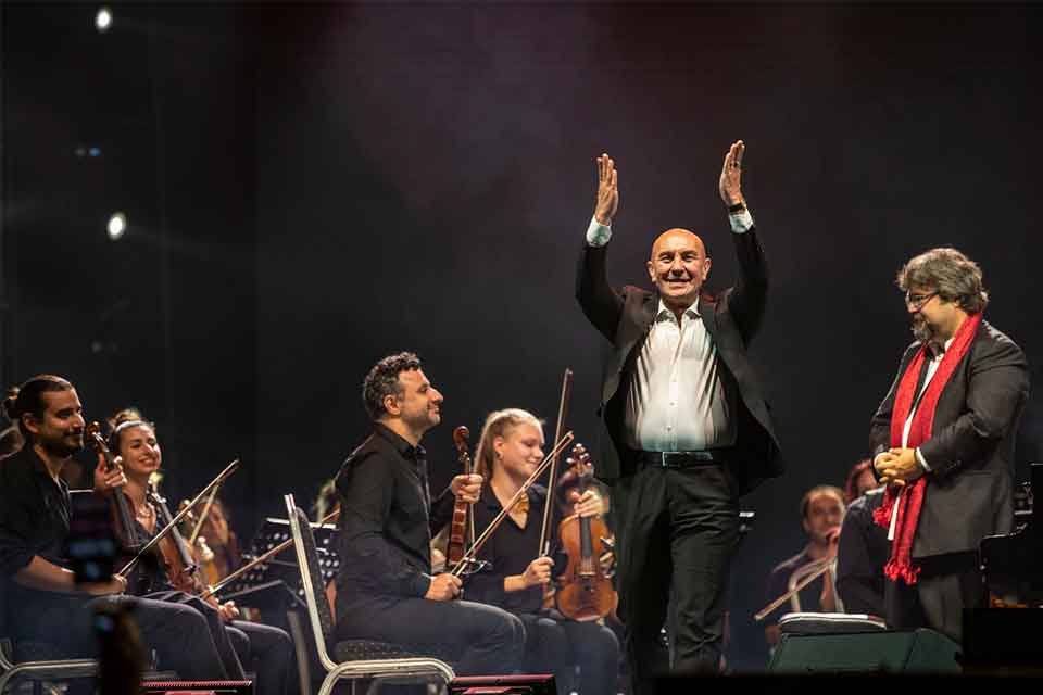 İzmir&rsquo;in kurtuluşunun 100. yılı anısına hazırlanan &ldquo;İzmir T&uuml;rk&uuml;leri&rdquo; alb&uuml;m&uuml; &ccedil;ıktı.