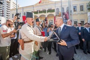 İzmir&rsquo;in işgalden kurtuluşunun 100. yıld&ouml;n&uuml;m&uuml; kutlamaları kapsamında Konak Meydanı&rsquo;nda temsili