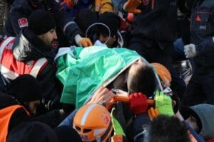 "Asrın felaketi" olarak nitelendirilen depremden etkilenen Diyarbakır'da, yıkılan binanın enkazından