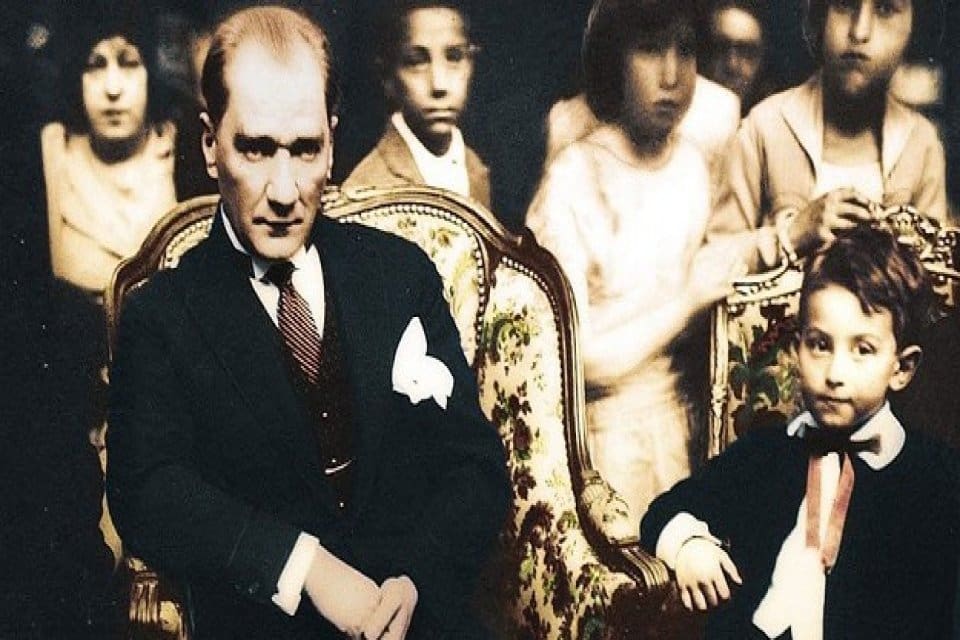 Mustafa Kemal Paşa'nın &ouml;nderliğinde Kurtuluş Savaşı'nı başlatacak ve Cumhuriyete giden