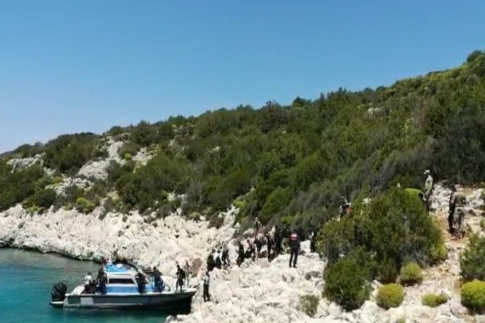 İzmir Urla il&ccedil;esinde yasa dışı yollarla yurt dışına &ccedil;ıkmak isteyen