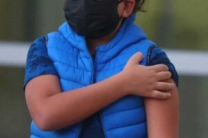 İngiltere'de hükümete, 12-15 yaş arasındaki çocuklara tek doz yeni tip