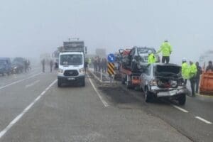 Kırşehir'de 12 aracın karıştığı zincirleme trafik kazasında 2 kişi &ouml;ld&uuml;,