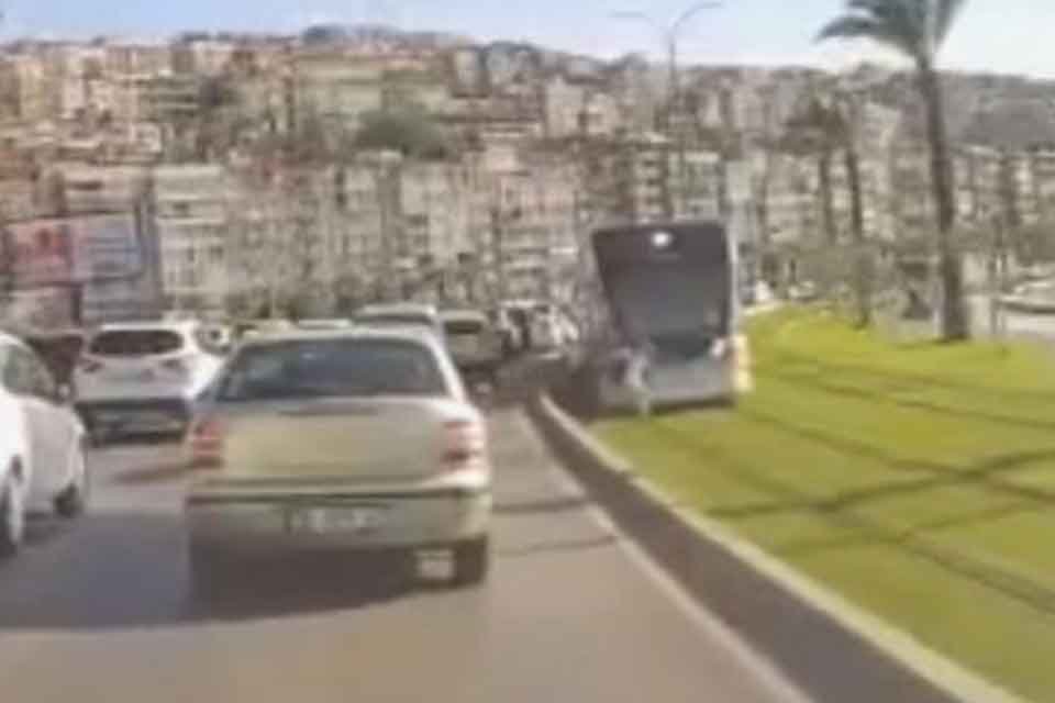 İZMİR'in Konak ilçesinde, otomobillerin arasından koşarak yolun karşısına geçmeye çalışan