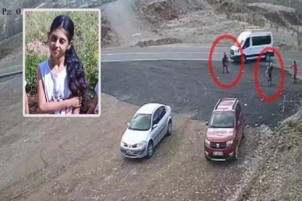 Bing&ouml;l'&uuml;n Karlıova il&ccedil;esinde, kullandığı servis minib&uuml;s&uuml;yle &ccedil;arptığı 12 yaşındaki Helen