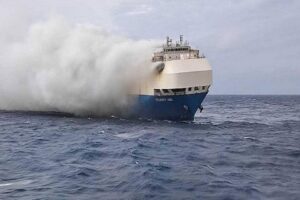 Portekiz'in Azor Adaları a&ccedil;ıklarında yaklaşık 4 bin l&uuml;ks otomobil taşıyan