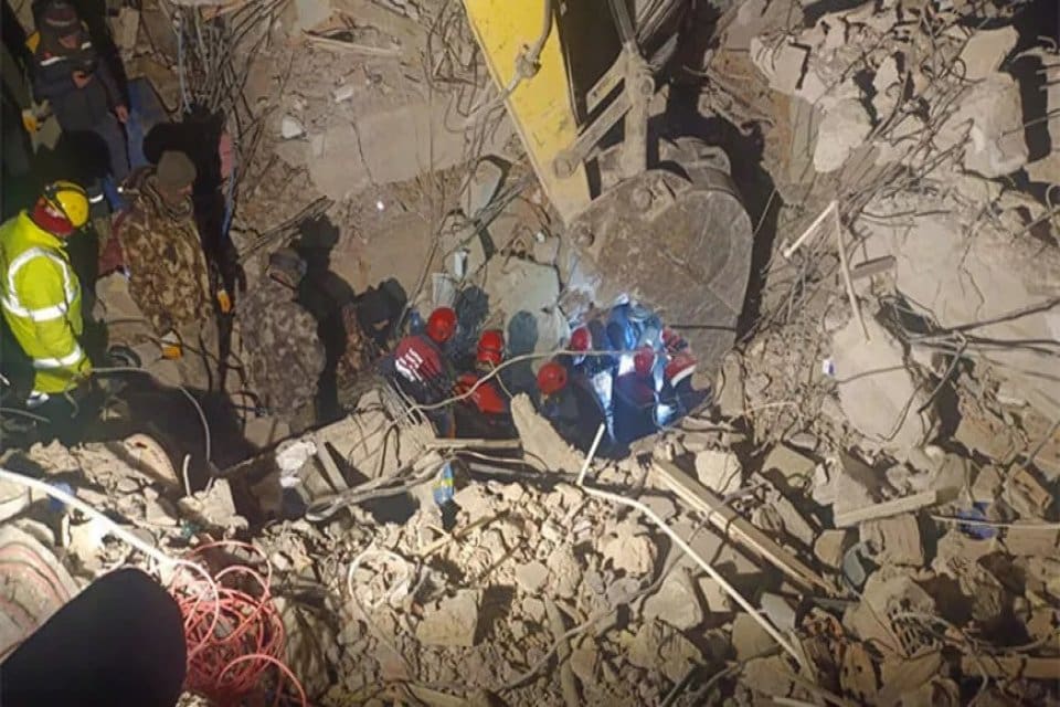 Kahramanmaraş merkezli depremlerin vurduğu illerden Hatay'da yıkılan binanın enkazında kalan
