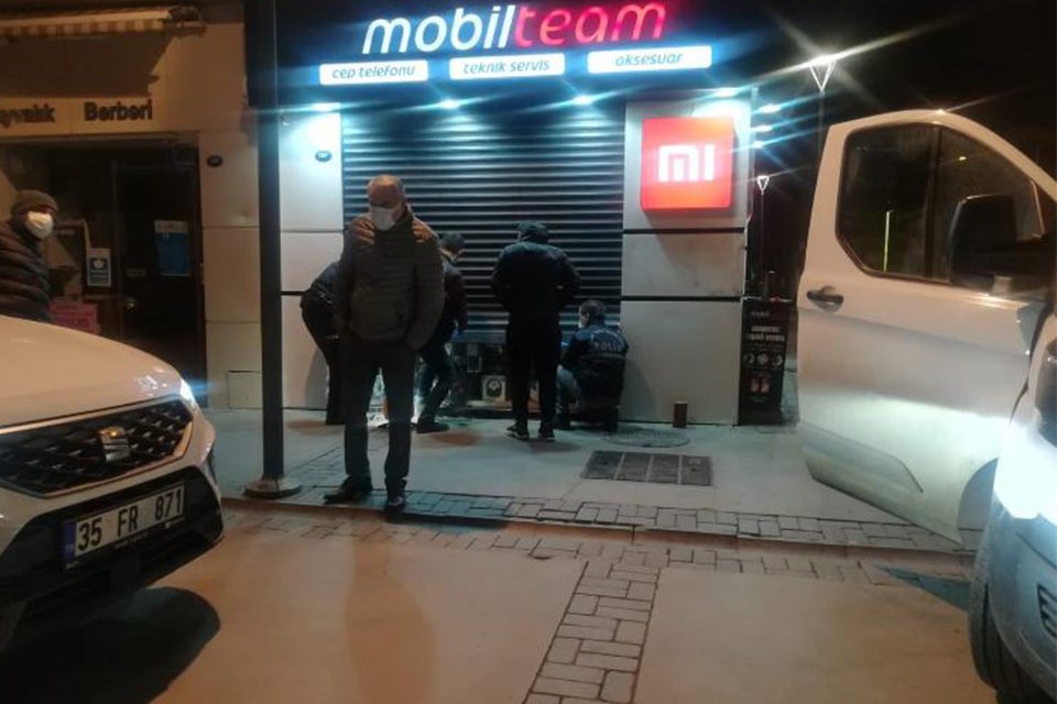 İzmir’in Konak ilçesinde, cep telefonu satışı yapılan iş yerinin kepengini