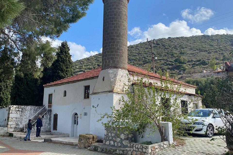 Karaburun’a bağlı Bozköy Köyü’nde bulunan ve ilçenin simge yapıları arasında