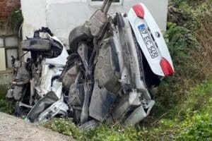Zonguldak&rsquo;ta bir vatandaşın kiraladığı ara&ccedil;, yoldan &ccedil;ıkarak evin bah&ccedil;esine u&ccedil;tu.