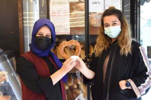 İzmir'de unlu mamuller satışı yapan bir fırın, 14 Şubat Sevgililer