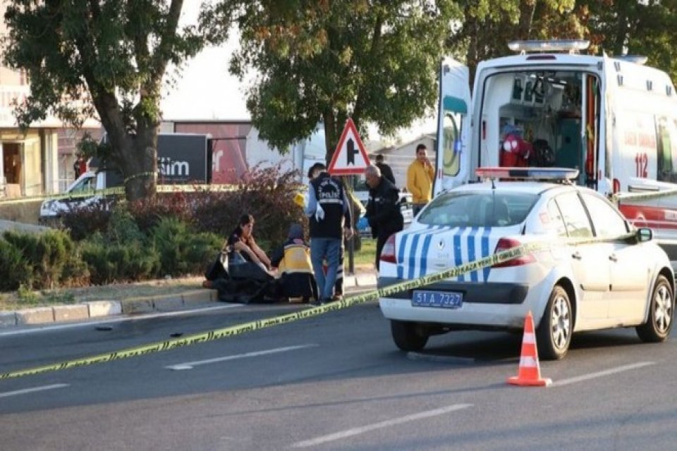 Niğde'de yolun karşısına ge&ccedil;meye &ccedil;alışan 75 yaşındaki Nurten Coşkun'a, 14