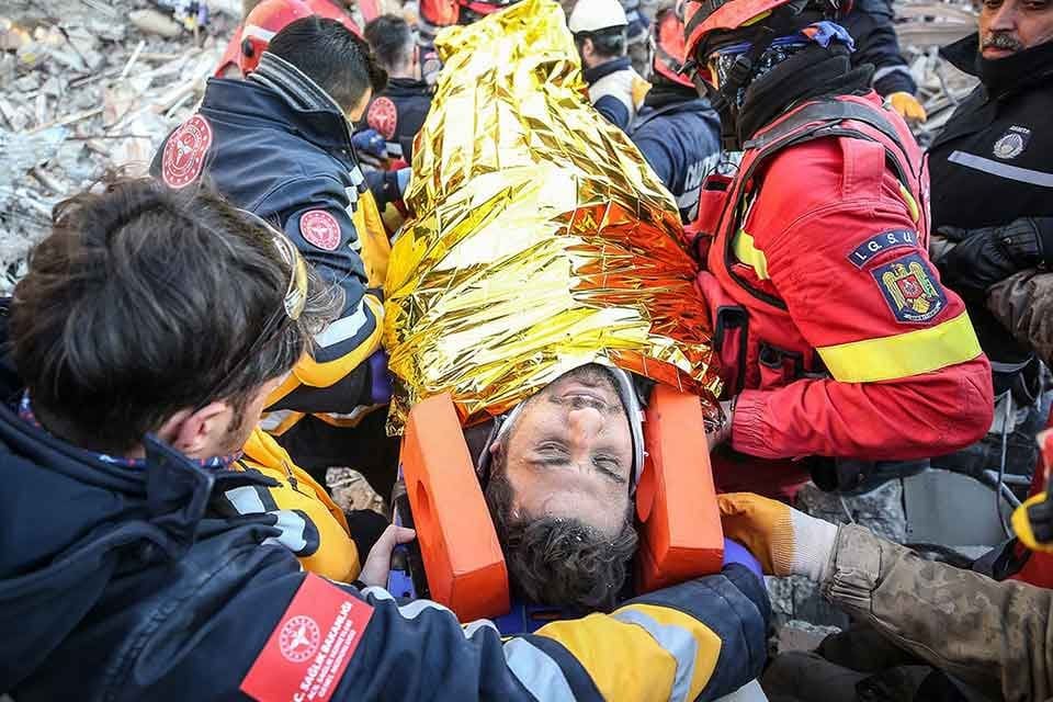 Hatay'da 35 yaşındaki Mustafa Sarıg&uuml;l depremden 149 saat sonra enkazdan