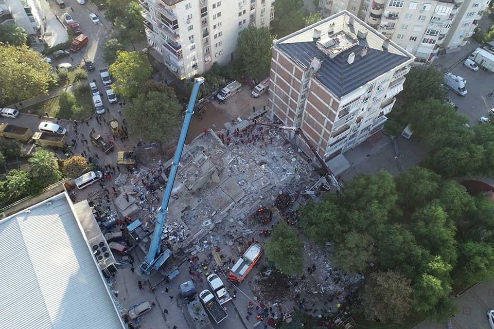 İzmir'de, ge&ccedil;en yıl 30 Ekim'de meydana gelen depremde, 15 kişinin