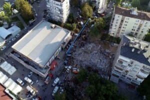 İzmir&rsquo;deki 6.6 b&uuml;y&uuml;kl&uuml;ğ&uuml;ndeki depremde 15 kişinin yaşamını yitirdiği 12 kişinin