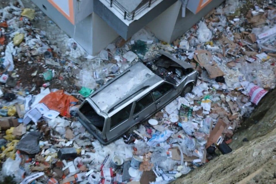 Trabzon'un S&uuml;rmene il&ccedil;esinde bir ara&ccedil; 15 metre y&uuml;kseklikten boşluğa d&uuml;şt&uuml;.&nbsp;Kazada