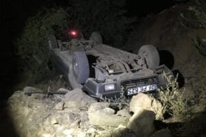 Manisa'nın Alaşehir il&ccedil;esinde, otomobilin 15 metreden şarampole u&ccedil;tuğu kazada&nbsp;4 kişi