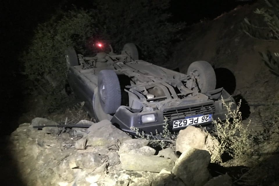 Manisa'nın Alaşehir il&ccedil;esinde, otomobilin 15 metreden şarampole u&ccedil;tuğu kazada&nbsp;4 kişi