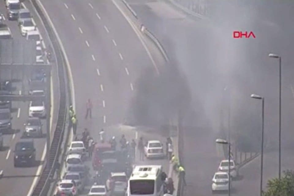 ​15 Temmuz Şehitler K&ouml;pr&uuml;s&uuml; girişinde, s&uuml;r&uuml;c&uuml;s&uuml;n&uuml;n kontrol&uuml;n&uuml; kaybettiği motosiklet bariyerlere
