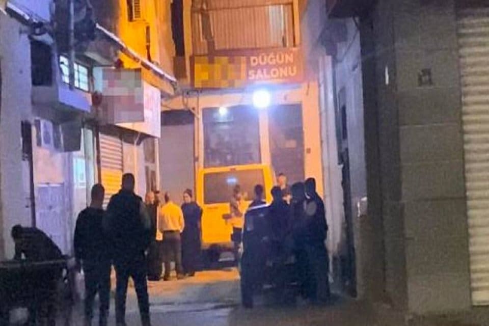 Diyarbakır&rsquo;da, bir d&uuml;ğ&uuml;n salonunda &ccedil;ocuk gelin olduğu ihbarı alan polis,