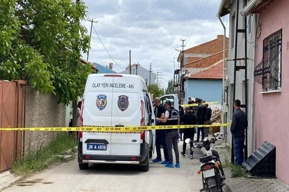 Eskişehir'de 15 yaşındaki bir &ccedil;ocuk,&nbsp;annesini&nbsp;pompalı t&uuml;fekle vurdu. &Ccedil;ocuğun annesi hayatını