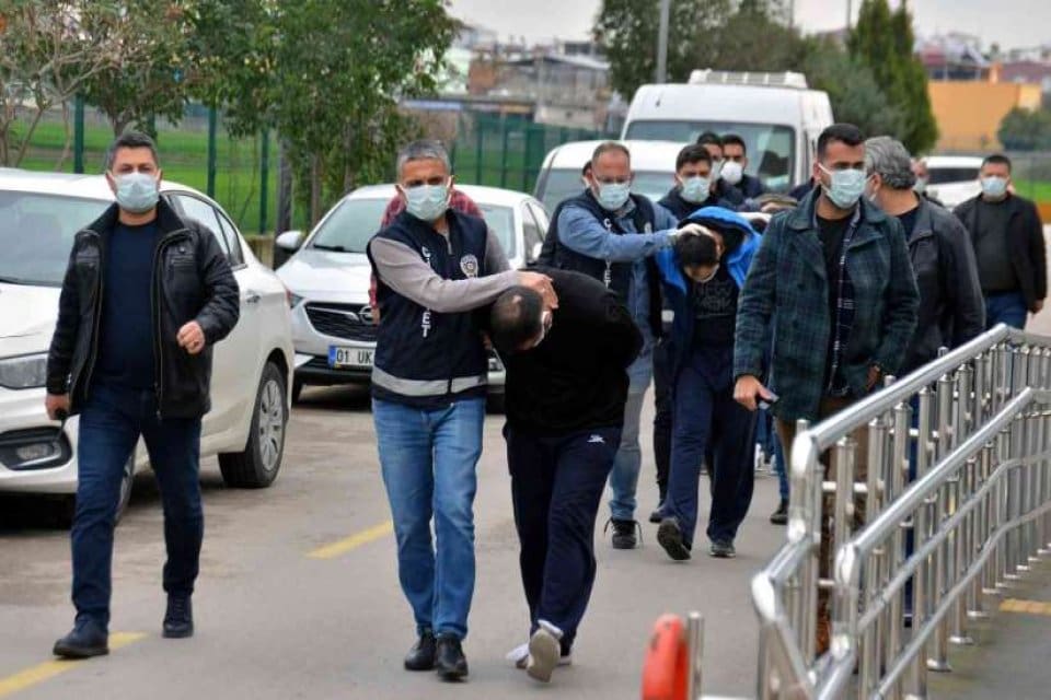 Adana'da 150 bin liralık otomobil i&ccedil;in arkadaşını &ouml;ld&uuml;r&uuml;p g&ouml;md&uuml;kleri iddiasıyla