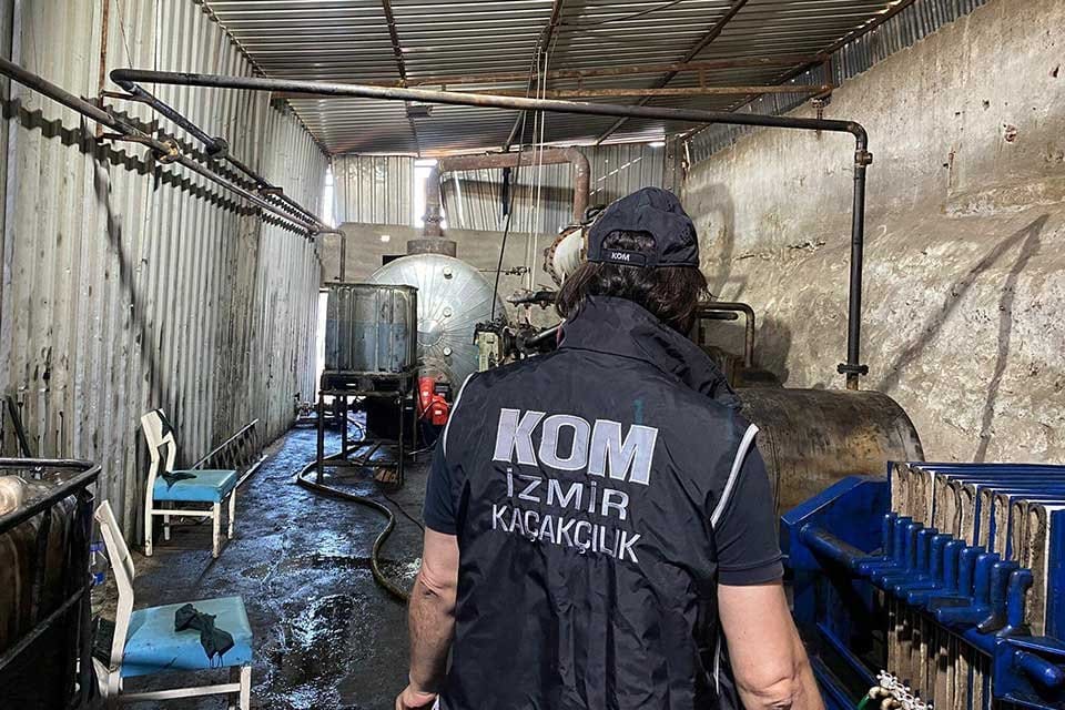 İzmir&rsquo;in Torbalı il&ccedil;esinde polisin depoya yaptığı baskında, 16 bin 600