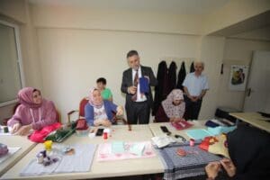Bayraklı Belediyesinin kadınlara y&ouml;nelik s&uuml;rd&uuml;rd&uuml;ğ&uuml; meslek edindirme ve hobi kursları