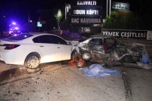 MANİSA'nın Kula il&ccedil;esinde, 2 otomobilin &ccedil;arpıştığı kazada 4 kişi hayatını