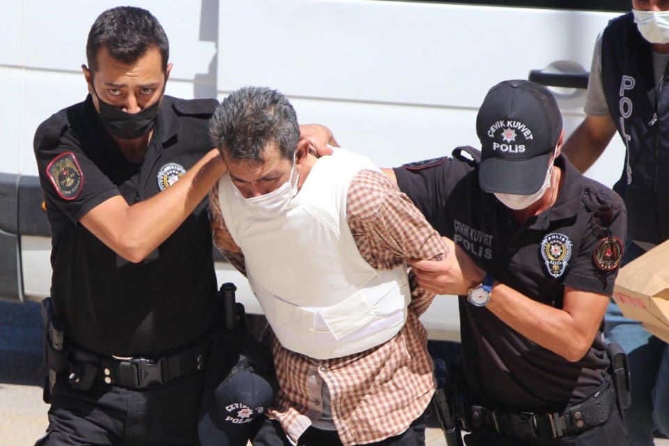 Aydın'ın Didim il&ccedil;esinde komşusunun kızı Yağmur Tayhan'ı (16) 27 bı&ccedil;ak