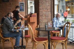 S&ouml;zc&uuml; yazarı Deniz Zeyrek, ilgililere y&ouml;nelttiği "17 Mayıs'tan itibaren nasıl