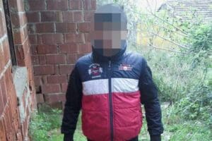 İzmir'in Bayındır il&ccedil;esinde 3 ara&ccedil; hırsızlığının ş&uuml;phelisi olduğu belirlenen 17