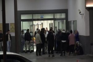 Adana&rsquo;da bir kişi annesi ve dayısını silahla yaraladı.&nbsp;Y&uuml;reğir'de 17 yaşındaki