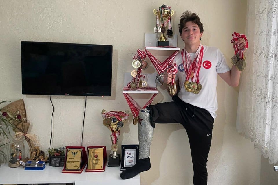 K&uuml;tahya&rsquo;da doğuştan engelli olan Recep Tula (17), ailesinin isteğiyle başladığı