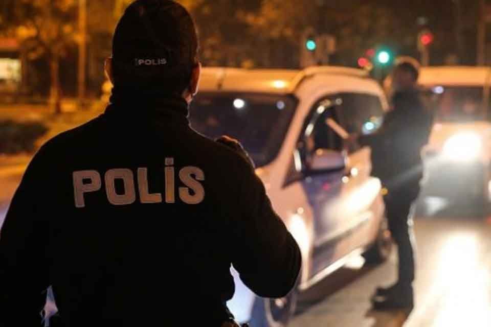Bayraklı İl&ccedil;e Emniyet M&uuml;d&uuml;rl&uuml;ğ&uuml;'ne bağlı ekipler, Şehit Hakan Uysal Caddesi'ndeki