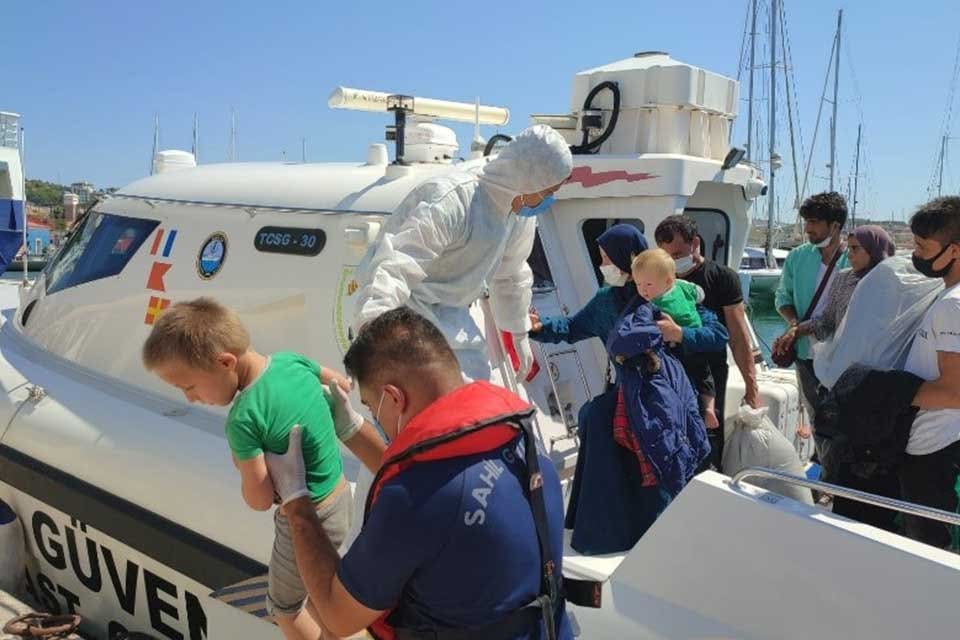 İzmir'in Menderes, Karaburun, Fo&ccedil;a, Dikili ve &Ccedil;eşme il&ccedil;esi a&ccedil;ıklarında Yunanistan