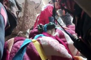 Hatay&rsquo;da depremden 175 saat sonra mucize gibi kurtuluş ger&ccedil;ekleşti. Naide