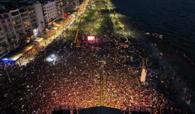 İzmir’de 19 Mayıs coşkusu meydanlara sığmadı