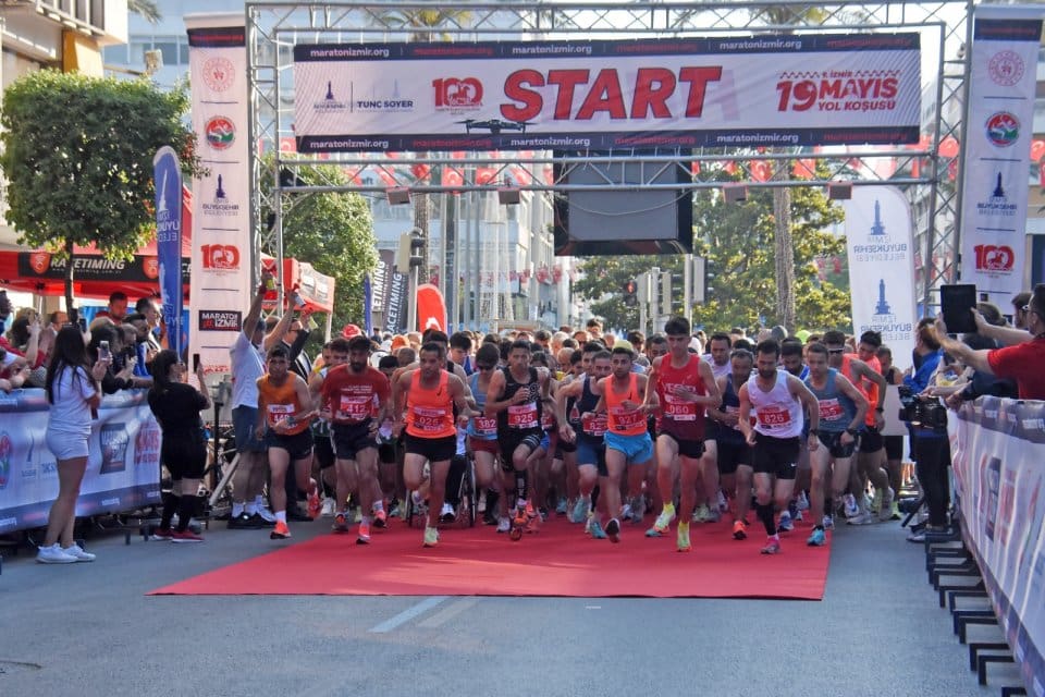 İzmir B&uuml;y&uuml;kşehir Belediyesi&rsquo;nin organize ettiği İzmir 19 Mayıs Yol Koşusu