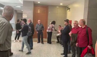 Erdoğan’ın kendisine dava açtığı HKP Genel Başkanı Nurullah Efe Ankut, mahkeme salonuna böyle giriş yaptı