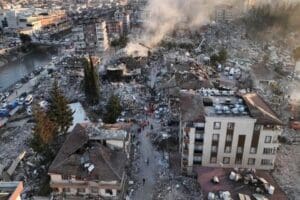 B&uuml;y&uuml;k bir felaketi yaşadık sonu&ccedil;larını yaşamaya devam ediyoruz. 45 binden