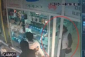 Manisa'nın Turgutlu il&ccedil;esinde, kimliği belirsiz kişi 2 dakika i&ccedil;inde 3