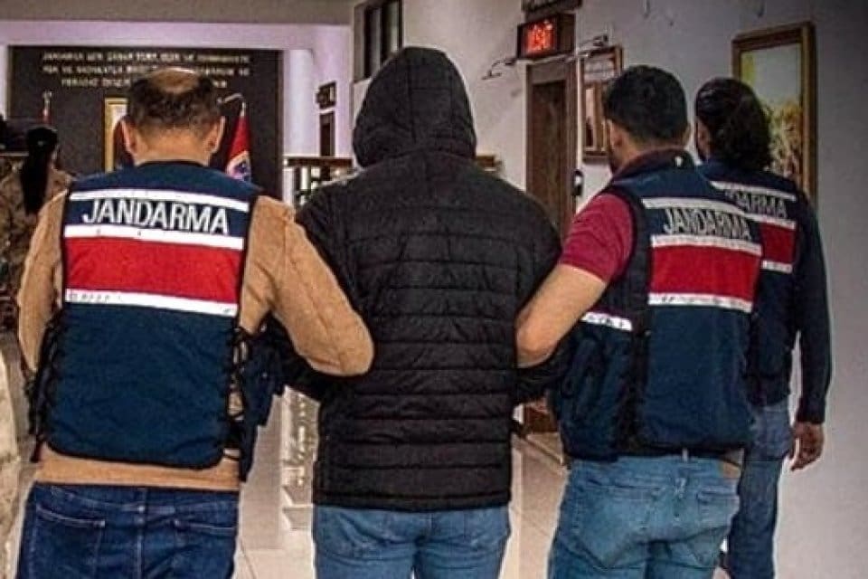 İZMİR'in Buca ve Menemen il&ccedil;elerinde ter&ouml;r &ouml;rg&uuml;tlerine yardım sağladığı belirlenen