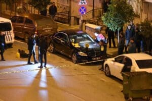 İzmir'de iki grup arasındaki silahlı kavgada&nbsp;Cafer Kaynak (43) yaşamını yitirdi.
