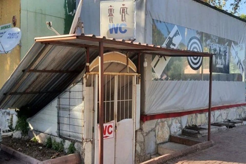 Antalya'da 60 yaşındaki tuvalet işletmecisi, 2 liralık &uuml;cret y&uuml;z&uuml;nden tartıştığı